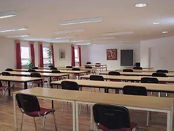 & Gaestehaus Luetten Klein מלון רוסטוק