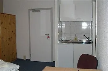 & Gaestehaus Luetten Klein 3* רוסטוק